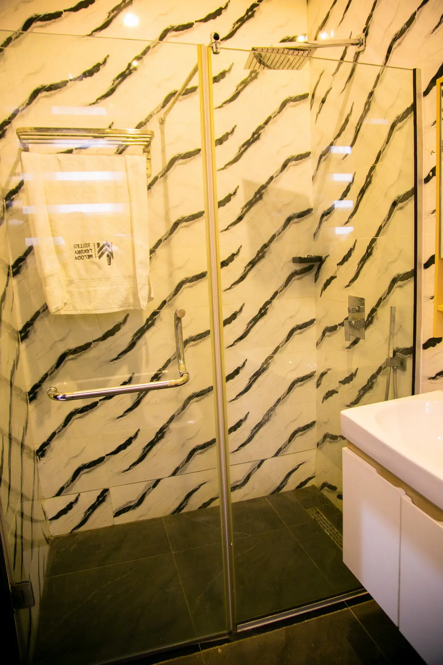 melody luxury room image 9